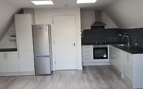Orchid Lodge - Two Bed Generous Flat - Parking, Netflix, Wifi - Close To Blenheim Palace & Oxford - F4